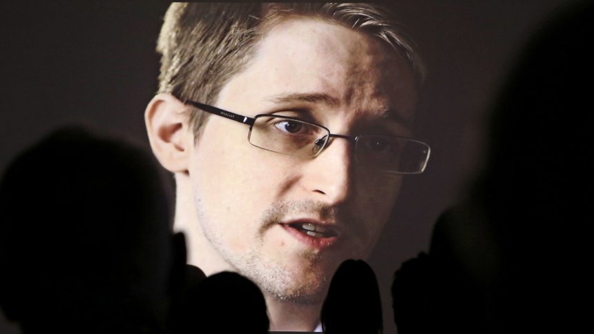 ARCHIV - Wistleblower Edward Snowden ist am 07.01.2015 in Hamburg bei einer Pressevorführung der NDR-Dokumentation "Schlachtfeld Internet - Wenn das Netz zur Waffe wird" auf einer Video-Leinwand zu sehen. Foto: Christian Charisius/dpa (zu dpa "Geheimdienste halten Snowden-Verbindung zu Russland für möglich" vom 15.04.2016) +++(c) dpa - Bildfunk+++ | Verwendung weltweit